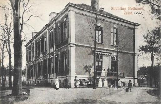 Wilhelminapark0002, Stichting Bethanië. 1921.jpg - Stichting Bethanië. Het Kinderhuis Bethanië  dat in 1873 opgericht was aanvankelijk ondergebracht in het weeshuis aan de Slotlaan (nu Hema) maar omdat er geen boslucht in de directe omgeving was, werd er nieuwbouw gepleegd in 1885 ter hoogte van het huidige Bethaniëplein. In 1930 wordt aan het einde van de Verlengde Slotlaan het inmiddels afgebroken Nieuw Bethanië gebouwd. In 1934 begint de bouw van nieuwe woningen en een hele mooie vijver en in 2010 is het Bethaniëplein opnieuw ingericht. Opname van 1921.